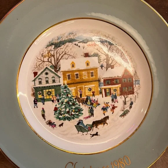 Wedgwood Holiday Scene Plate Set in Blue and Cream - Picture 8 of 13